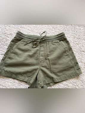 GAP Olive Green Drawstring pull on Shorts Medium